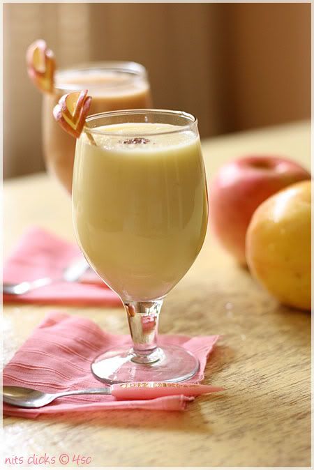 Apple smoothie Apple Shake, Apple Cinnamon Smoothie, Fruit Shake, Bullet Recipes, Apple Smoothie, Apple Jack, Beverage Recipes, Sweet Recipe, Liquid Diet