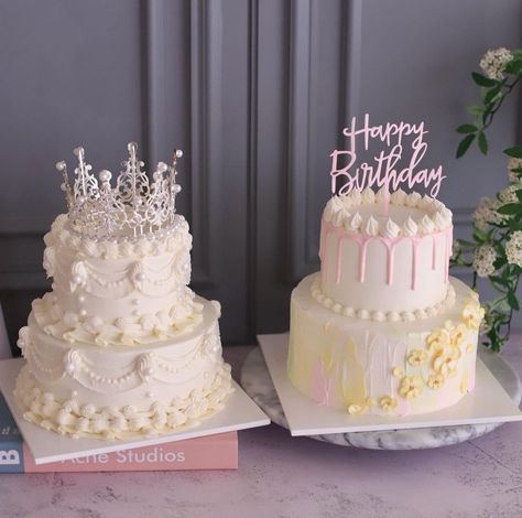 Kue Sweet Seventeen, Cake Tingkat, Birthday Cake 2 Tier, Two Layer Cake, Birthday Cake Crown, Dating Quiz, Two Layer Cakes, 18th Cake, Tiered Cakes Birthday