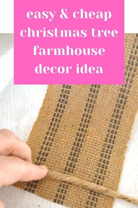 Burlap Tree Decorations, Rustic Country Christmas Tree Ideas, Diy Farmhouse Christmas Tree, Diy Christmas Tree Garland, Diy Farmhouse Christmas, Rustic Garland, Cheap Christmas Trees, Mesh Garland, Light Up Canvas