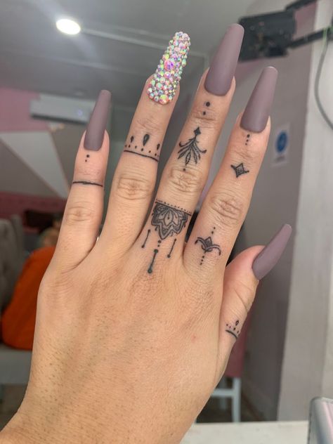 1971 Tattoo, Tattoo Ideas For Men Back, Minimalist Tattoo Back, Tattoo Ideas Female Finger, Finger Tattoo Minimalist, Henna Finger Tattoo, Tattoo Ideas Flower, Best Friends Tattoo, Tattoo Ideas Sleeve