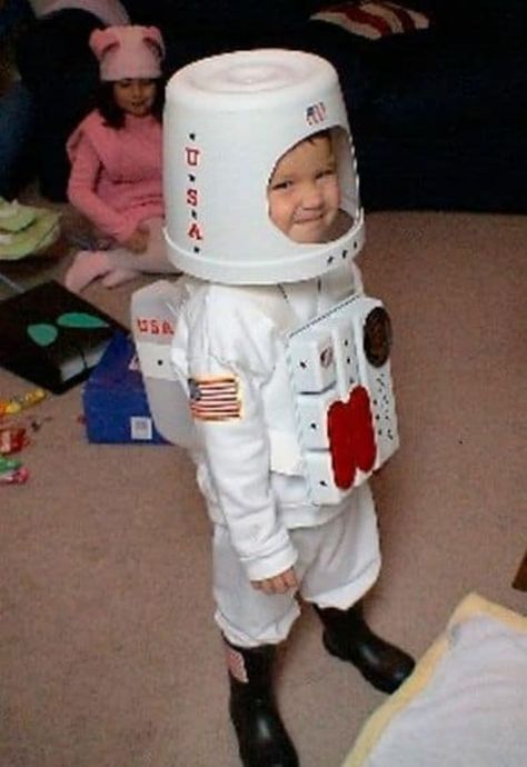 Homemade Costume Ideas for Kids Diy Astronaut Costume, Diy Fantasia, Space Costumes, Astronaut Suit, Astronaut Costume, Baby Kostüm, Homemade Costume, Space Activities, Diy Kostüm