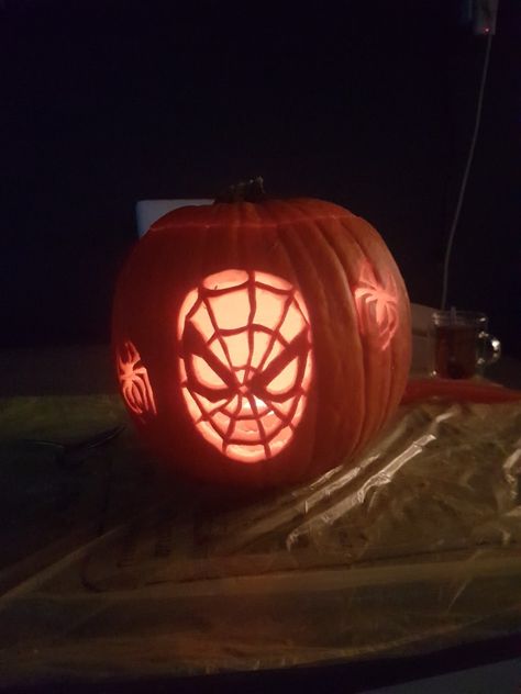 Spiderman pompoen Spiderman Pumkin Carving, Spiderman Carved Pumpkin, Pumpkin Carving Ideas Spiderman, Pumpkin Carving Spiderman, Spider Man Pumpkin Carving, Spiderman Pumpkin Carving, Spider Man Pumpkin, Spiderman Pumpkin, Cute Painted Pumpkin Ideas