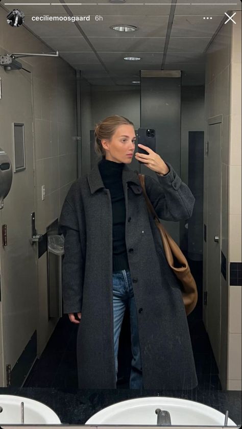 Windy Cold Day Outfit, Wool Coat Outfit Aesthetic, Fall Jackets Aesthetic, Ballerina Athleisure, Cophengan Style Outfit, Puffer Vest Street Style, Cophengan Style, Denmark Street Style, Short Coat Outfit