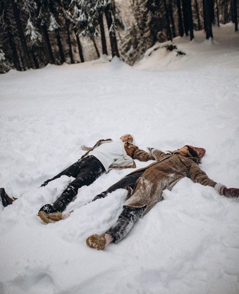 Winter Couple Photos, Winter Couple Pictures, Couple Photography Winter, Couple Winter, Christmas Couple Pictures, Winter Engagement Pictures, Snow Couple, Documentary Style Photography, Photography Cinematic