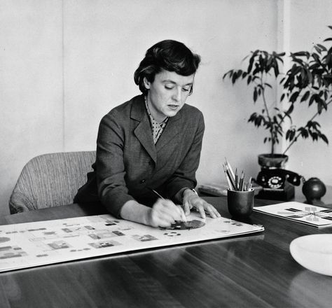 Florence Knoll Bassett nait à Saginaw en 1917. Elle étudie l'architecture à la Cranbrook Academy of Art et côtoie les grand noms du Bauhaus tels Walter Gropius et Marcel Breuer. Florence poursuit ses études d'architecture sous la direction de Mies van der Rohe à Chicago. En 1941, elle rencontre Hans Knoll et commence à collaborer en tant qu'architecte d'intérieur. L'entreprise se dote alors d'une unité de production en Pennsylvanie. En 1943, Florence est engagée à plein temps. Lucienne Day, Illinois Institute Of Technology, Knoll Furniture, Modernist Furniture, Eileen Gray, Walter Gropius, Corporate Interiors, Marcel Breuer, Florence Knoll