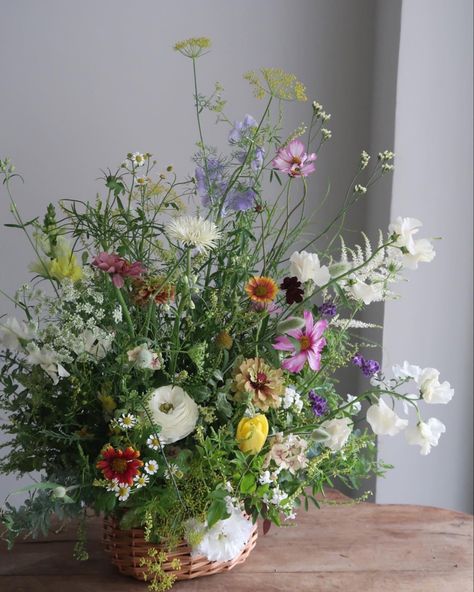 Meadow Floral Arrangement, Herb Flower Arrangements, Messy Bouquet, Wild Floral Arrangements, Summer Solstice Wedding, Wild Flower Arrangements, Flower Setting, Floral Vases, Cottage Wedding