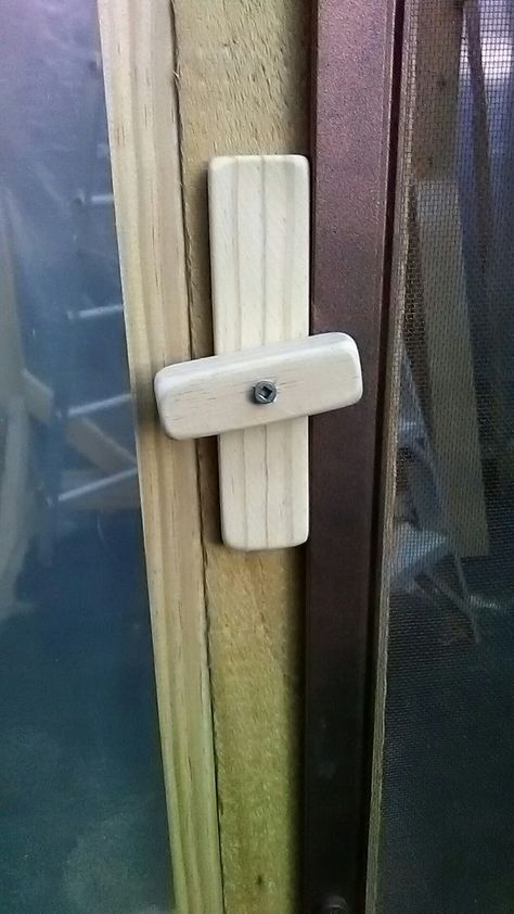 Wooden Door Latch, Wood Latches Diy, Wooden Latches Diy, Diy Latches Locks, Diy Door Latch Ideas, Accent Flooring, Door Latch Ideas, Wooden Latch, Pallet Gate