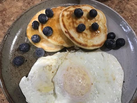 Everyone has been loving the 2-ingredient bagels and 2 ingredient pancakes, but a fellow Weight Watchers member said she was allergic to bananas! So she created this recipe for 1 1 Point Pancakes, Ww Pancakes, Small Pancakes, Weight Watchers Cheesecake, Weight Watchers Pancakes, Ww Breakfast, Recipe For 1, Weight Watchers Snacks, Weight Watchers Recipes Desserts