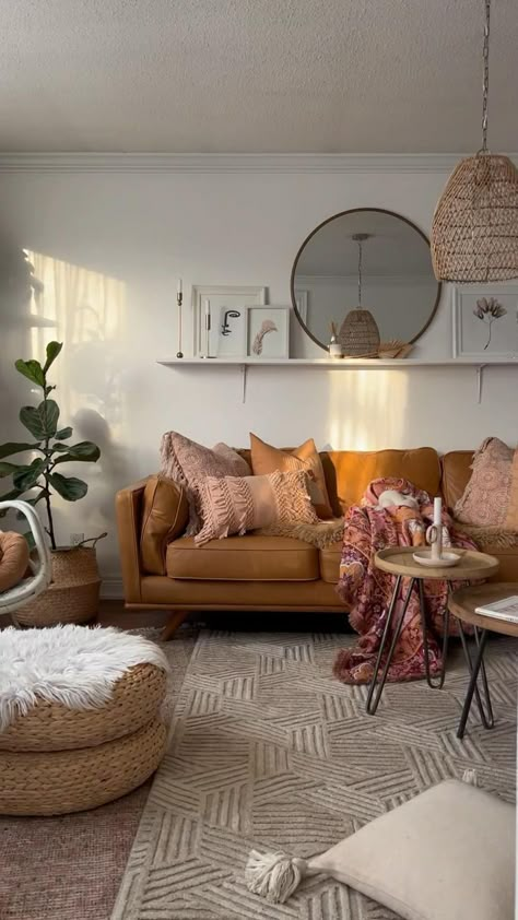 Tan Couch Living Room, Burnt Orange Living Room, Earth Tone Living Room, Creme Sofa, Leather Couches Living Room, Brown Couch Living Room, Earthy Living Room, Interior Design Per La Casa, Living Room Orange