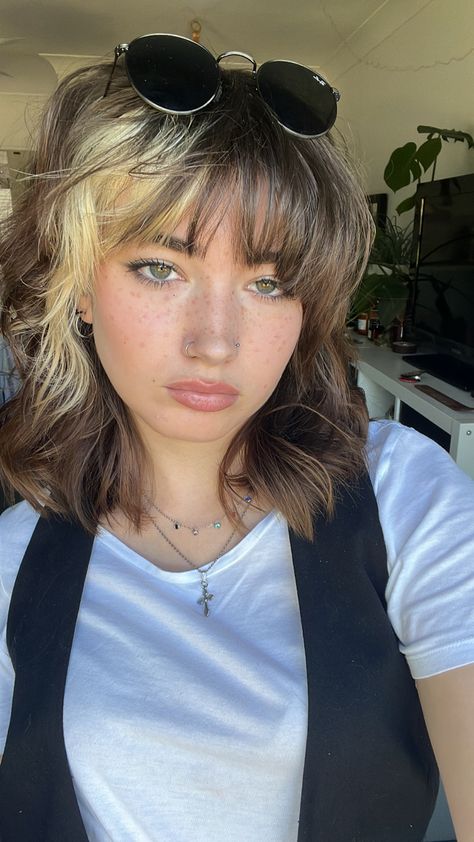 Cute Colors For Short Hair, Blond And Brown Hair Short, Short Shaggy Hair With Curtain Bangs, Money Pieces On Short Hair, Chunky Bleached Hair, Brown Hair With White Bangs, Crazy Color Hair Ideas Short, Peekaboo Highlights With Bangs, Natural Color Blocking Hair