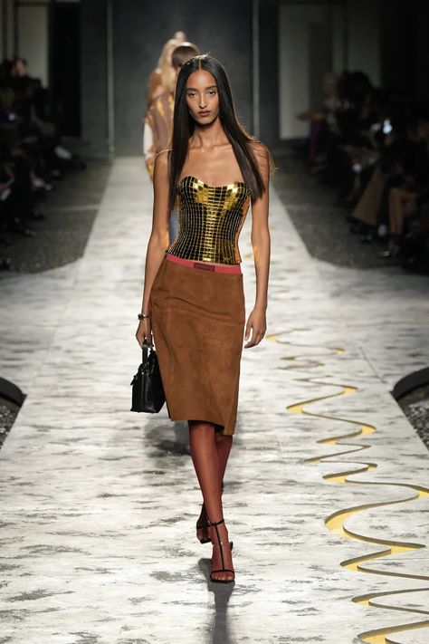 Versace Runway, Versace Spring, Runway Outfits, Versace Fashion, Runway Looks, Vogue Fashion, Runway Models, Milan Fashion Week, Spring Summer Fashion