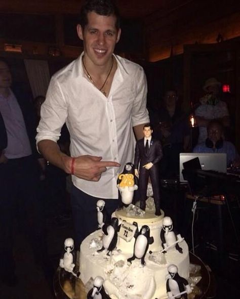 and the award for best birthday cake ever goes to... evgeni malkin! | pittsburgh penguins hockey #nhl Pittsburgh Penguins Wallpaper, Pittsburgh Penguins Logo, Hockey Boards, Evgeni Malkin, Penguin Birthday, Penguin Decor, Nhl Pittsburgh Penguins, Nhl Playoffs, Hockey Girl