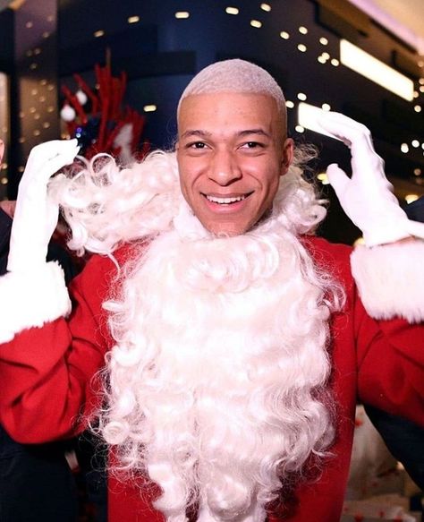 Mbappe Christmas, French Santa, Funny Football Pictures, Real Madrid Video, K Mbappe, Anime Boy Hair, Cristiano Ronaldo Wallpapers, Kylian Mbappe, Football Photos