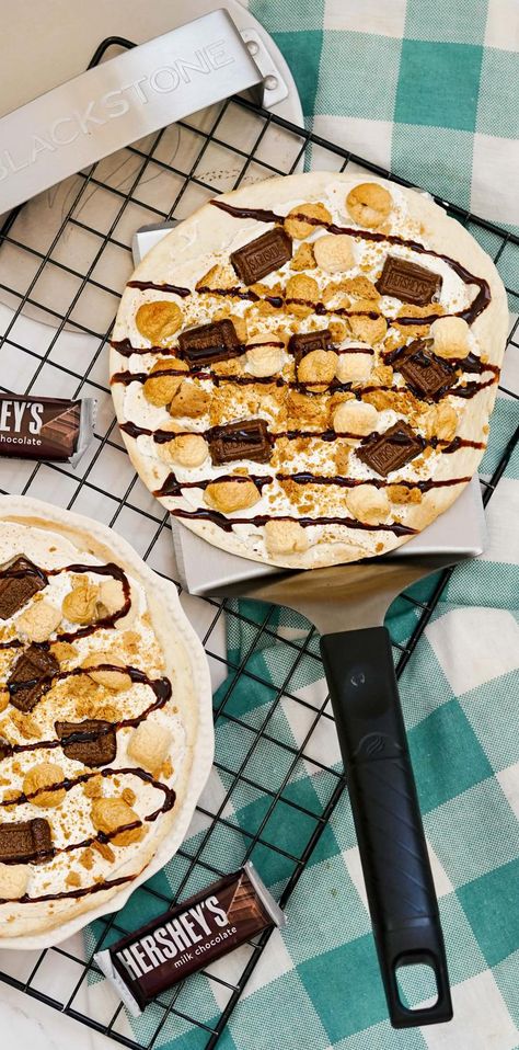 Blackstone Smore’s Pizza - Easy Blackstone Desserts Recipes Easy Blackstone Dessert, Blackstone Smores, Blackstone Desserts, Smores Pizza Recipe, Blackstone Ideas, Outdoor Griddle Recipes, Griddle Cooking Recipes, Dessert Pizza Recipes, Pizza Oven Recipes