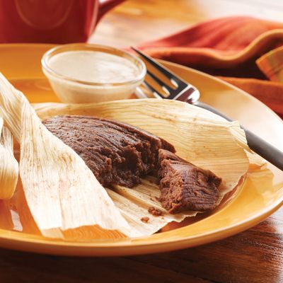 Chocolate Tamales | Nestlé Recipes | ElMejorNido.com Chocolate Tamales, Abuelita Chocolate, Sweet Tamales, Tamale Recipe, Meat Appetizers, Latin Food, Homemade Chocolate, Mexican Dishes, Mexican Recipes