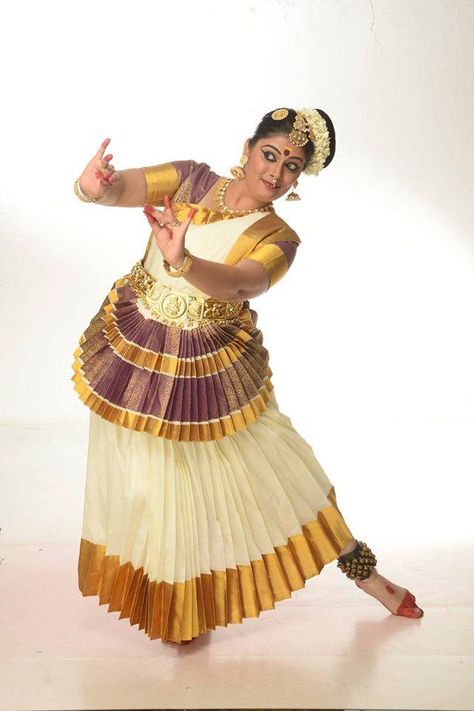 Mohiniyattam Painting, Mohiniyattam Poses, Mohiniattam Dance, Kathakali Painting, Bharatanatyam Costume, Indian Classical Dancer, Dancing Poses, Bharatanatyam Poses, Dance Forms