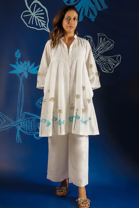 Buy White Muslin With 300 Thread Count Placed Mirrorwork Overlay Jacket For Women by Ibai Online at Aza Fashions. Block Print Kurti Designs, Mirrorwork Embroidery, Printed Kurti Designs, Kurta Patterns, Embroidered Kurti, Kurti Designs Latest, Beautiful Pakistani Dresses, Kurti Neck Designs, Jacket For Women