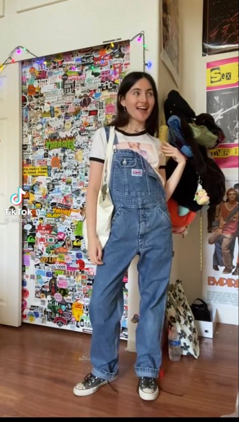 Dungarees Outfit Women, Denim Dungarees Outfit, Looks Com All Star, Dungaree Outfit, Overalls Outfits, Outdoorsy Style, Overalls Fashion, Overall Outfit, Denim Dungarees