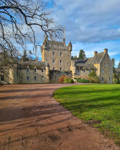 Cawdor Castle, Castles In Scotland, Scotland Castles, Old Buildings, Brave, Scotland, Castle, House Styles, History