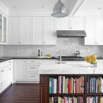 Chantilly Lace Benjamin Moore Design Ideas - Page 1 Kitchen Countertop Choices, Kitchen With White Cabinets, Black Countertops, Tiny House Kitchen, Kitchen Upgrades, Kitchen Marble, Traditional Kitchen, Kitchen Remodel Idea, Farmhouse Kitchen Decor