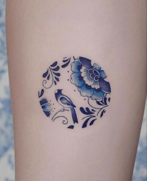 Porcelain Tattoo, Blue Flower Tattoos, Blue Ink Tattoos, Lilac Tattoo, Blue Tattoo, 1 Tattoo, Tattoo Feminina, Blue And White Porcelain, Line Tattoos