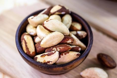 Brazil nuts are a selenium-rich food. Eating just 2 a day supports thyroid function, boosts metabolism and aids in weight loss. Learn brazil nuts nutrition facts. Brazil Nuts Benefits, Nuts Benefits, Nut Benefits, Nuts Nutrition Facts, Selenium Rich Foods, Metabolism Reset, Healing Ideas, Easy Homemade Granola, Brazil Nut