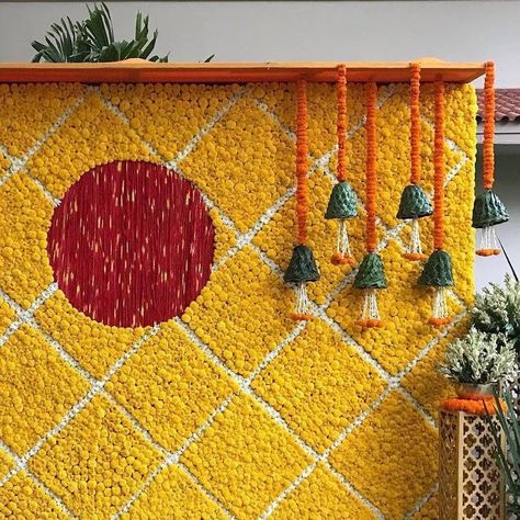 Marigold Flower Decoration Ideas Marigold Flower Decoration, Flower Wall Decor Diy, Flower Decoration Ideas, Leaf Decor Wedding, Home Flower Decor, Diwali Decorations At Home, Wedding Background Decoration, Housewarming Decorations, Diy Diwali Decorations