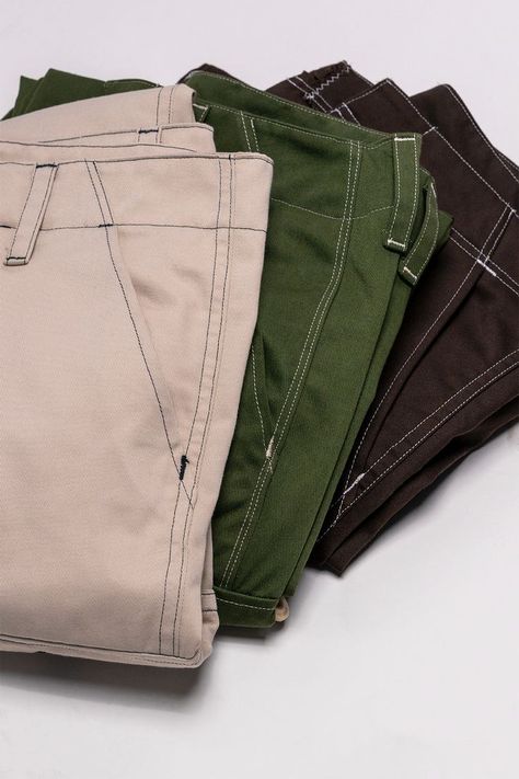 Customize your own Cargo Pants by using different colored thread. Really makes these DIY Pants pop. DIY, Beginner-Friendly Tutorial here: https://youtu.be/4OHXiipYiRE Cargo Pants Diy, Cargo Pants Sewing Pattern, Sweatpants Diy, Pants Diy, Pants Tutorial, Sewing Online, Diy Pants, Pants Sewing, Women Cargo Pants