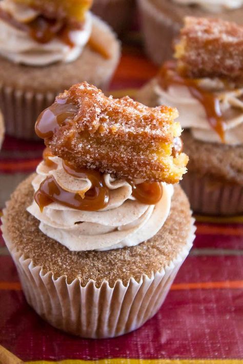 Take your favourite cinnamon/sugar treat and turn it into cupcakes! These Dulce de Leche Churro Cupcakes are a must for Cinco de Mayo! Soft and fluffy cinnamon cupcakes, filled with gooey dulce de leche, dipped in cinnamon sugar, topped with cinnamon buttercream and a dulce de leche filled churro! Tajin Cupcakes, Churro Tres Leches Cupcakes, Mexican Inspired Cupcakes, Over The Top Cupcakes, Churro Bar Ideas, Mexican Theme Desserts, Mazapan Cupcakes, Mexican Cupcakes Ideas, Mexican Inspired Desserts