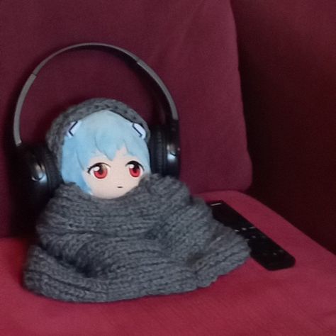 rei plush listening to music Rei Plush Pfp, Rei Ayanami Plush, Rei Ayanami Pfp, Rei Plushie, Rei Pfp, Rei Evangelion, Rei Plush, Evangelion Art, Neon Evangelion