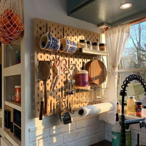 The Top 70+ Pegboard Ideas - Home Design and Storage - Next Luxury Pegboard Design, Organize Bathroom, Pegboard Kitchen, Ikea Pegboard, Pegboard Ideas, Craft Organization Diy, Pegboard Storage, Pegboard Organization, Furniture Details Design