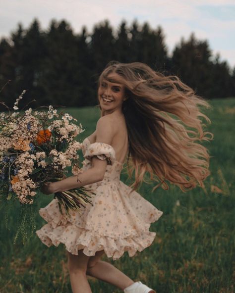 Boho Floral Photoshoot, Dreamy Flower Photoshoot, Flower Field Birthday Photoshoot, Brigerton Photoshoot Ideas, Tea Party Senior Pictures, Fairy Tale Senior Pictures, Romantic Senior Pictures, Photo Shoots With Flowers, Photo Shoot Ideas Flowers