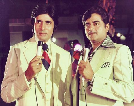 Amitabh Bachchan & Shatrughan Sinha in Dostana Jaya Bhaduri, Hindi Movie Video, Shatrughan Sinha, Bollywood Retro, Indian Legends, Rishi Kapoor, Kishore Kumar, Bollywood Cinema, Bollywood Photos