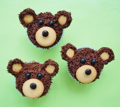 These bear cupcakes are a cute idea for a camping excursion or an animal-themed party. They are very easy to make, topped with premade wafer cookies and candies. Cupcakes For Kids, Teddy Bear Cupcakes, Bear Cupcakes, Teddy Bear Party, Teddy Bear Cakes, Animal Cupcakes, Animal Cakes, Wafer Cookies, Bear Decor