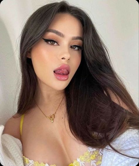 Follow the link soon and let's socialize! Latin Makeup, Hayley Bui, Latina Makeup, Makeup Looks Tutorial, Make Up Inspo, Baddie Makeup, Aesthetic Women, Beauty Collection, Pretty Makeup