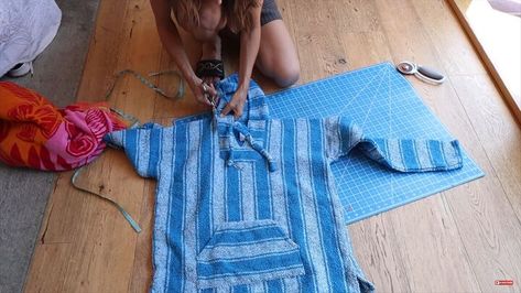 I’m so excited to show you how to make this cool and convenient beach poncho. Learn how to DIY an easy surf towel poncho in this quick tutorial. Towel Poncho, Beach Poncho, Old Towels, Dress Alterations, Cheap Hoodies, Fabric Scissors, Sewing Blogs, Shirt Dress Casual, Hooded Towel