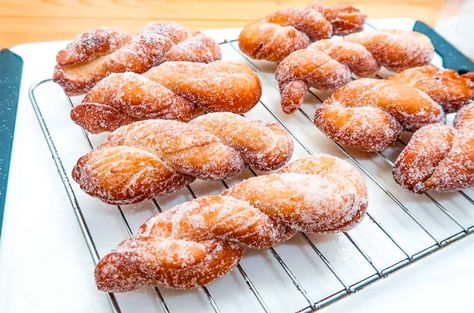 Korean Kkwabaegi Donuts - Grab One (or Two!) – FutureDish Sweet Scones, Fried Donuts, Korean Street Food Recipes, Donut Recipe, Glutinous Rice Flour, Chinese Dessert, Korean Street Food, Glutinous Rice, Love Eat