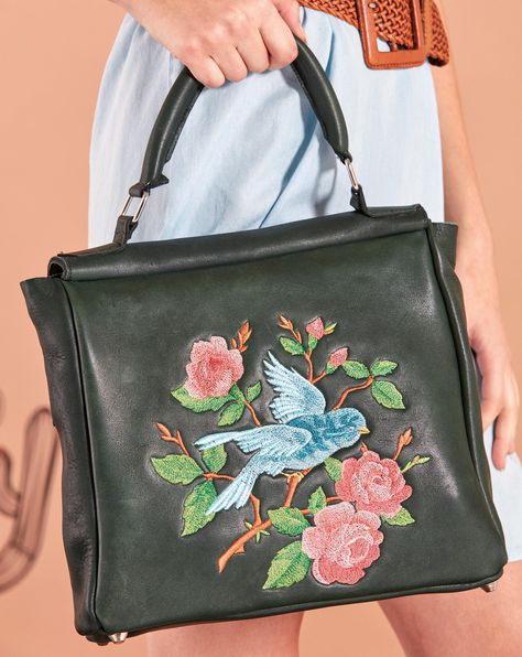 We’re here to help you embroider your leather projects and garments without fear. Just follow our handy tips! Embroider Leather Diy, Embroidered Leather Bag, Embroidery On Leather Bags, Bags With Embroidery, Embroidery On Leather, Embroidery Handbags, Hand Bags Ideas, Bohemian Style Bag, Embroidery Shoulder