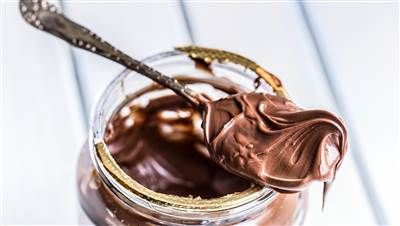 Sticky chocolate spoonfuls are the most perfect 2-ingredient dessert Two Ingredient Desserts, 2 Ingredient Desserts, Moist Turkey, Dessert Ingredients, Heart Healthy Recipes, Food Source, In A Jar, Do Not Eat, 2 Ingredients