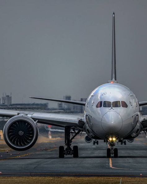 Singapore Airlines on Instagram: “Our #B787 preparing for takeoff! #FlySQ 📷: @marodayooooo” Big Airplane, Airplane Aesthetic, Singapore Airlines Aesthetic, Luxurious Airplane, Boeing Planes, Jets Privés De Luxe, Pilot Humor, Plane Photography, Jet Privé