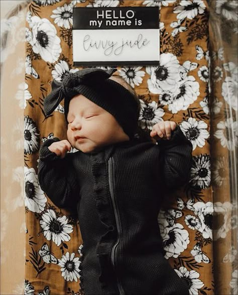 spearmintbaby on Instagram: "Welcome to the world Livvy Jude! 😍 @daitonholstad tap for her outfit 🖤" Baby Announcement Outfit, Birth Announcement Outfit, Newborn Hospital Outfit, Announcement Outfit, May Baby, Newborn Hospital Pictures, Unique Birth Announcement, Baby Girl Sign, Baby Announcement Photoshoot