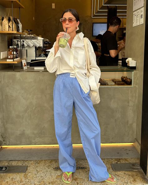 Blue Striped Pants Outfit Summer, Blue Pantalon Outfit, La Outfit Ideas, Blue Striped Pants Outfit, Striped Trousers Outfit, Blue Linen Pants Outfit, Blue Trousers Outfit, Striped Pants Outfit, Linen Striped Pants