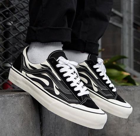 Crazy Sneakers, Vans Shoes Fashion, Vans Aesthetic, Mens Vans Shoes, Diy Sneakers, Vans Outfit, Style Vans, Dr Shoes, Vans Style