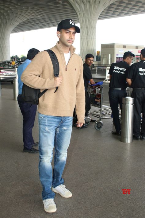 Agastya Nanda Spotted At Airport In Mumbai Departure - Gallery

 #AgastyaNanda #Airport #Mumbai Agastya Nanda, Airport Outfit Men, Men Ootd, At Airport, Bollywood News, Airport Outfit, Mens Casual Outfits, Fashion Poses, Mens Casual