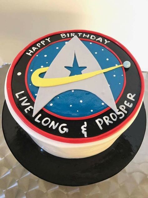 Star Trek Federation birthday cake with insignia. #peridotsweets Star Trek Cakes Ideas, Star Trek Cakes, Star Trek Birthday Cake, Star Trek Party Ideas, Star Trek Birthday Party, Star Trek Happy Birthday, Star Trek Cake, Star Trek Symbol, Star Trek Birthday