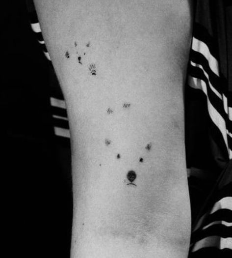 10+ Minimalist Bear Tattoo Ideas That Will Inspire You To Get Inked | PetPress Tiny Bear Paw Tattoo, Bear Face Tattoo Simple, Small Bear Tattoos For Women, Tiny Bear Tattoo, Minimalist Bear Tattoo, Pi Tattoo, Baby Bear Tattoo, Motherhood Tattoo, Bear Tattoo Meaning