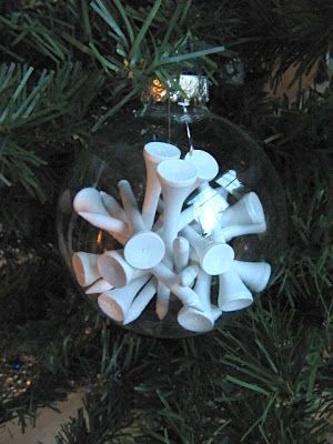 These 25 Ways to Fill a Christmas Ornament ideas are so perfect, you’ll wonder why you haven’t tried them before now. Golf Tee Ornaments, Golf Tee Christmas Ornaments, Golf Ornaments Diy, Golf Christmas Decorations, Golf Tee Crafts, Clear Glass Christmas Ornaments, Golf Crafts, Golf Christmas, Golf Ball Crafts