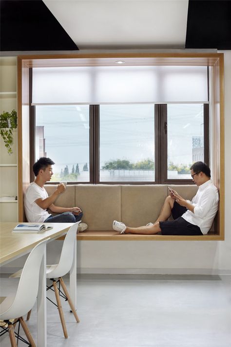 Modern Window Seat Idea - Add a suspended wood surround to standard windows to create an activated space Contemporary Window Coverings, Modern Window Seat, Window Seat Design, Modern Window Treatments, Contemporary Windows, Casa Clean, Modern Windows, Window Design, Window Seat