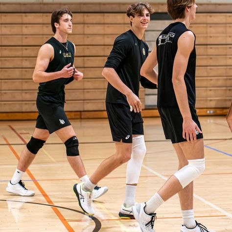 Mens Volleyball, Volleyball Inspiration, Volleyball Workouts, Baseball Guys, Volleyball Drills, Teen Boy Outfits, Blonde Guys, Volleyball Players, Attractive Guys