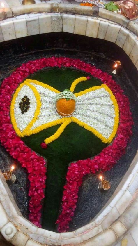 Mahadev Flower Decoration, Damaru Shiva, Shiv Decoration, Om Rangoli Designs, Shivling Decoration Ideas, Indian Floral Decor, Welcome Rangoli, Diwali Special Rangoli Design, Mandir Decoration